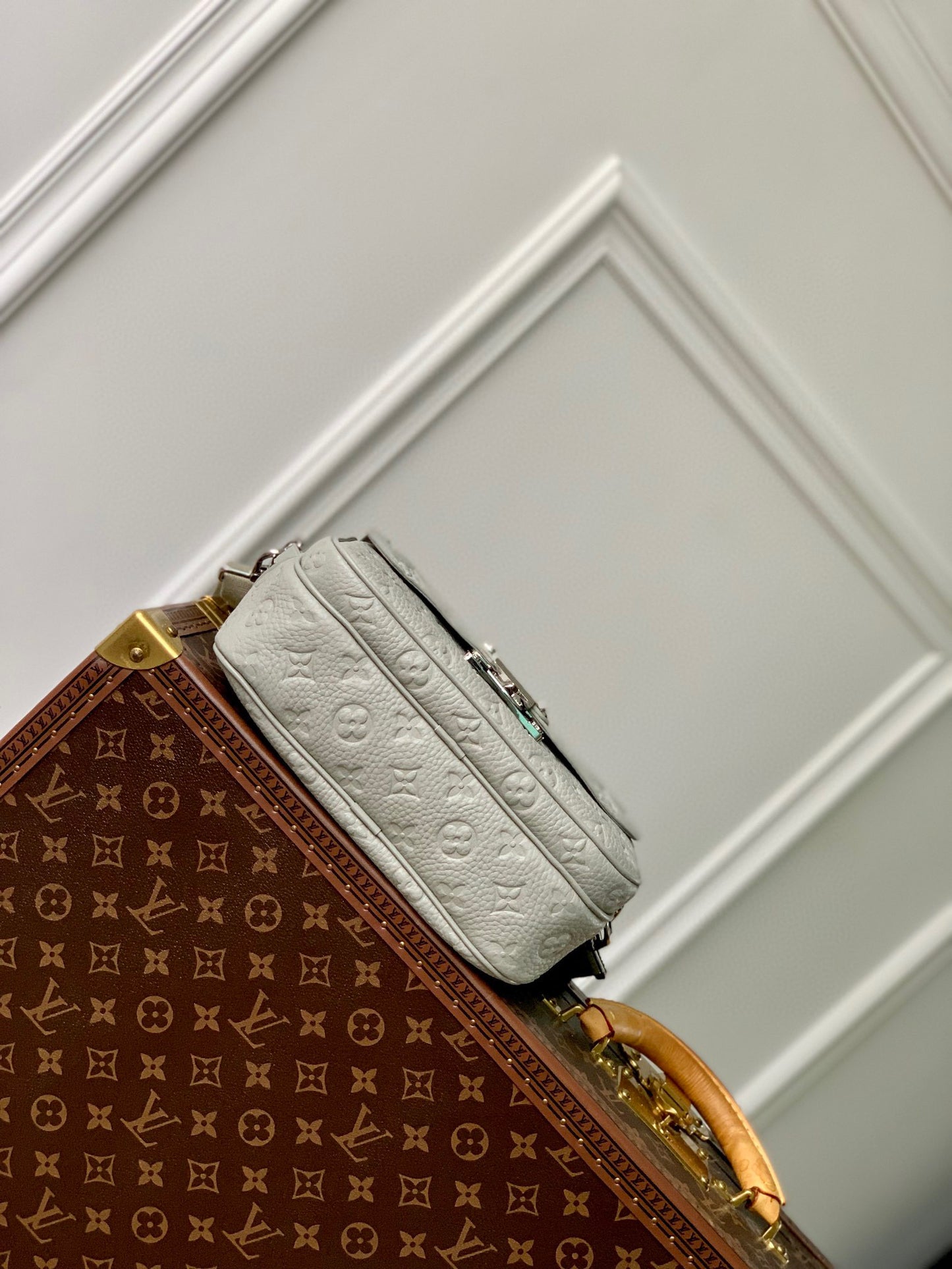 LOU S-LOCK MESSENGER BAG