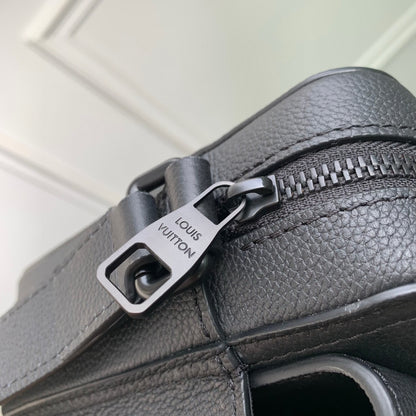 LOU BOARDING MESSENGER BAG