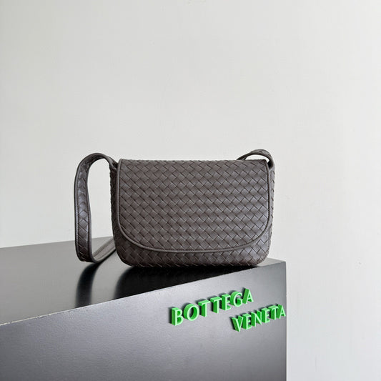 BOTT V VENETO FLAP MESSENGER BAG