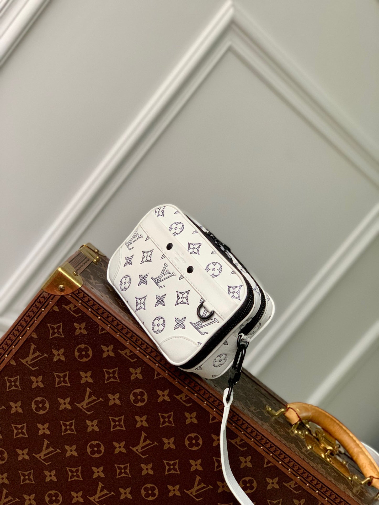 LOU ALPHA WEARABLE WALLET