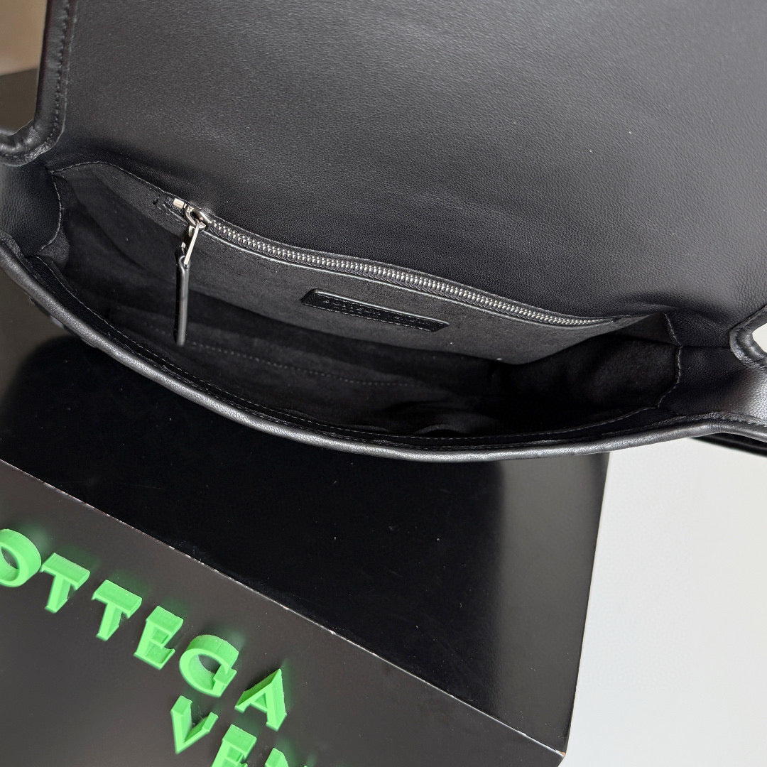 BOTT V VENETO FLAP MESSENGER BAG