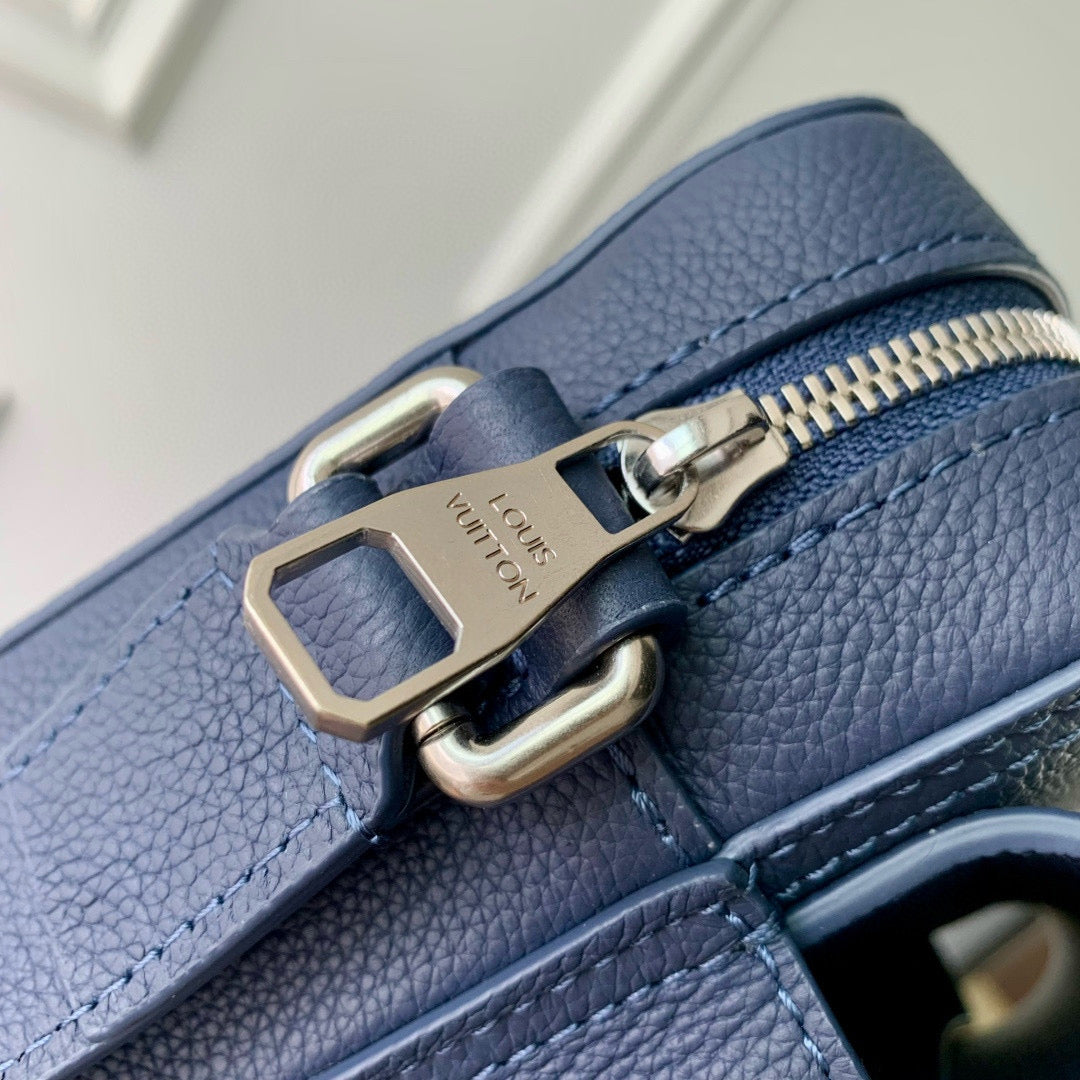 LOU BOARDING MESSENGER BAG
