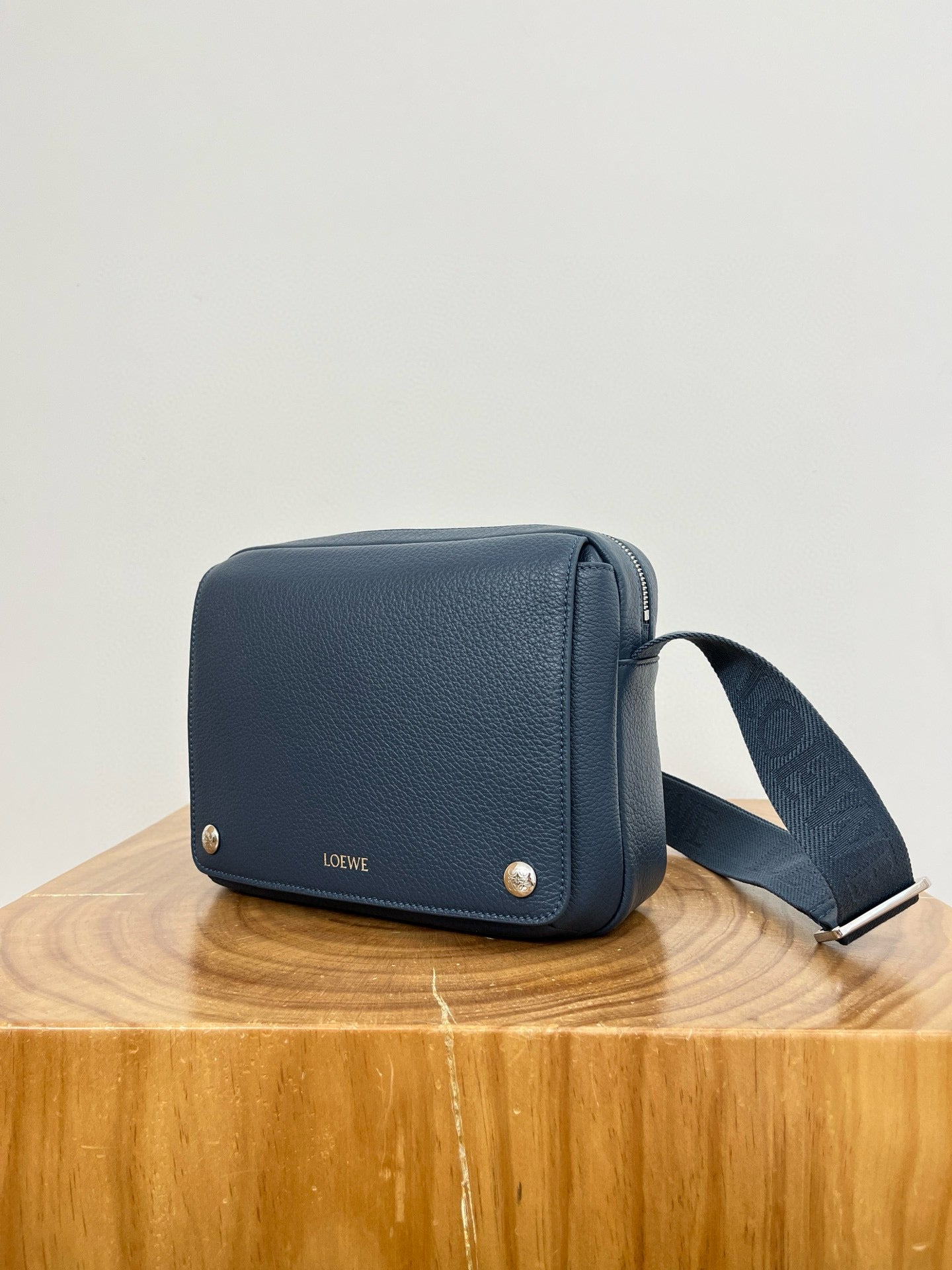 LOEW PEBBLE MESSENGER BAG