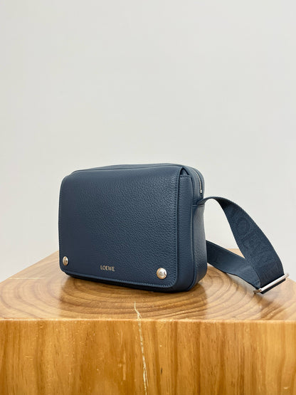 LOEW PEBBLE MESSENGER BAG