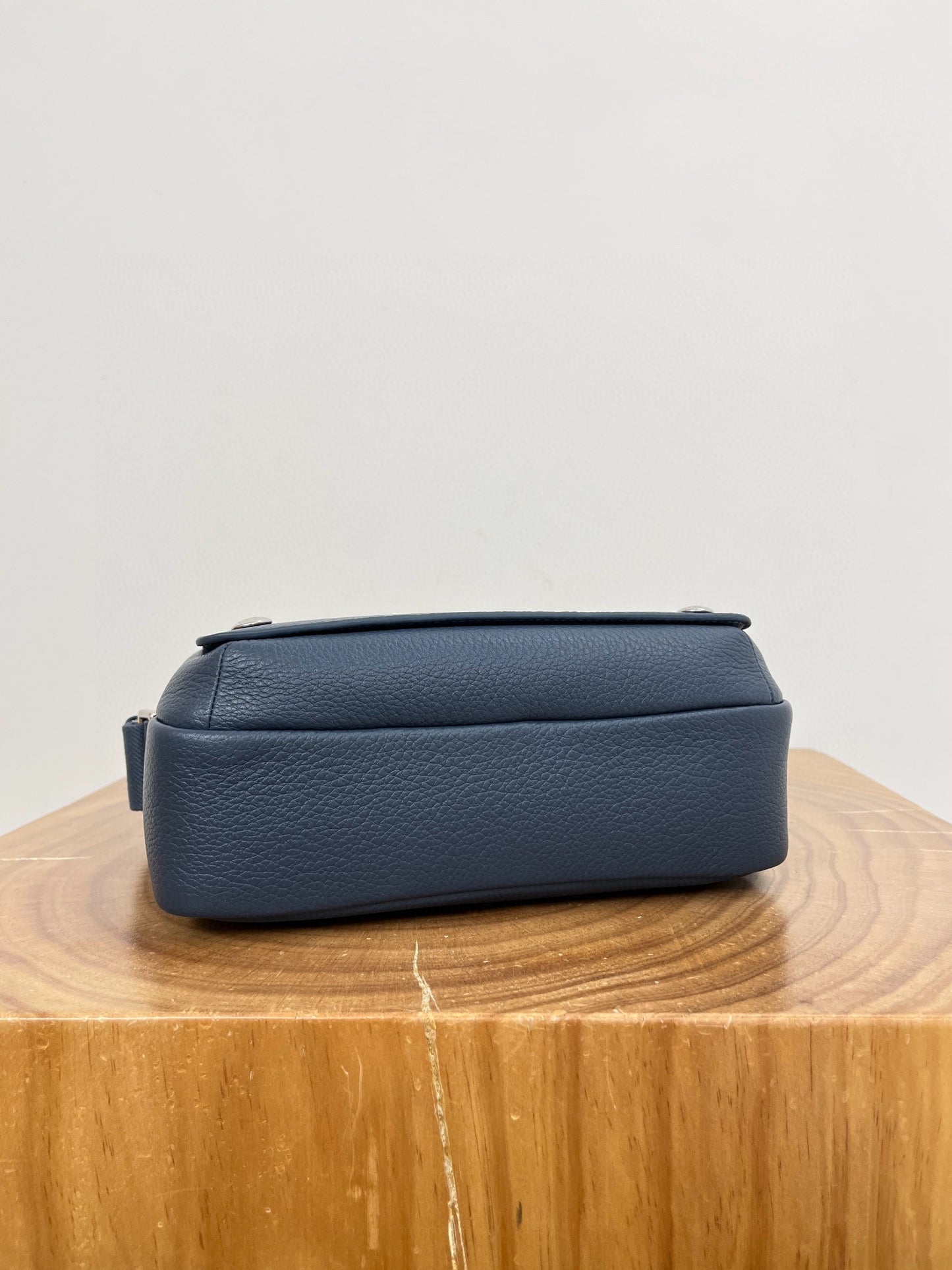 LOEW PEBBLE MESSENGER BAG
