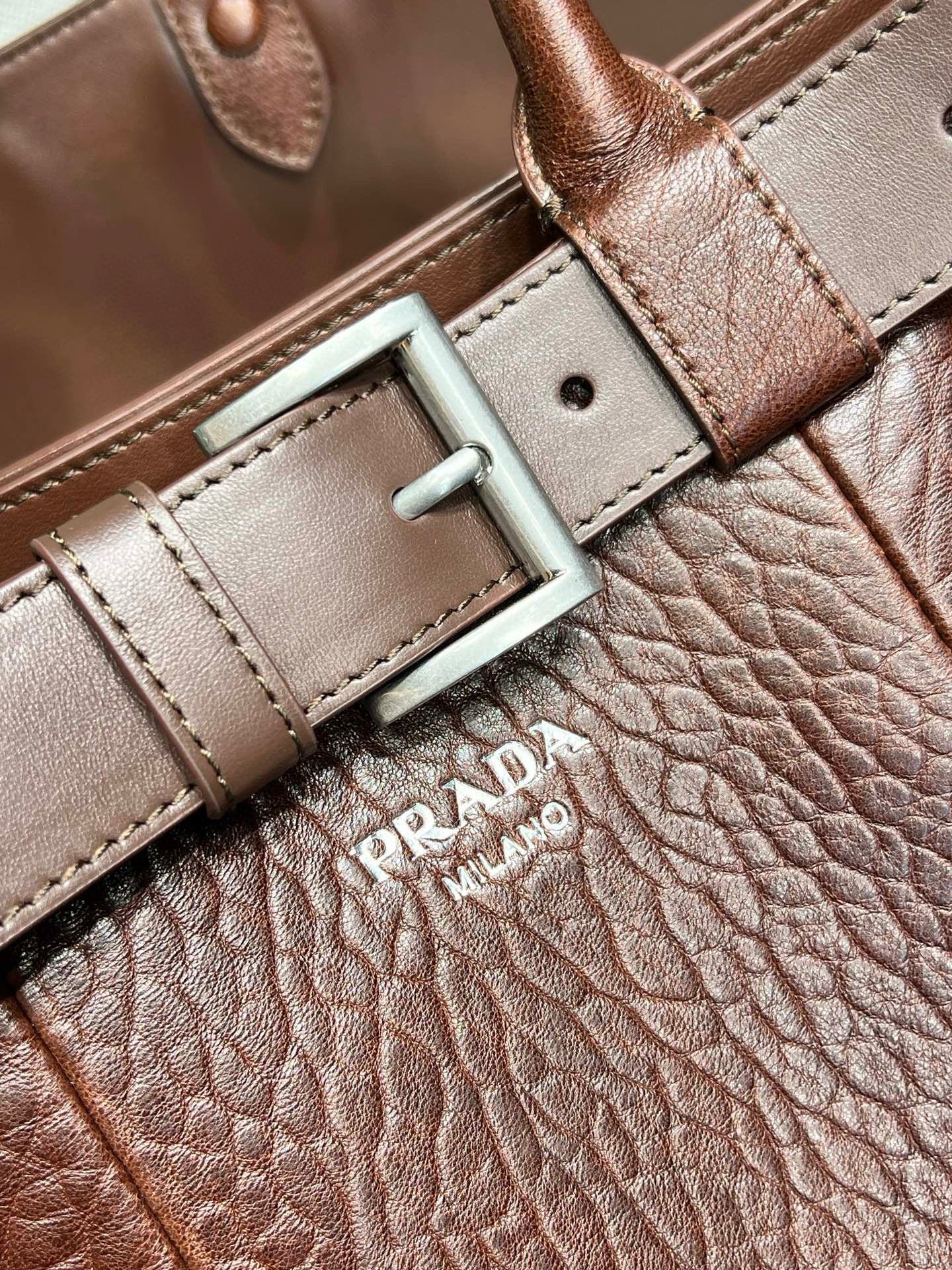 PD BUCKLE NAPPA LEATHER BAG