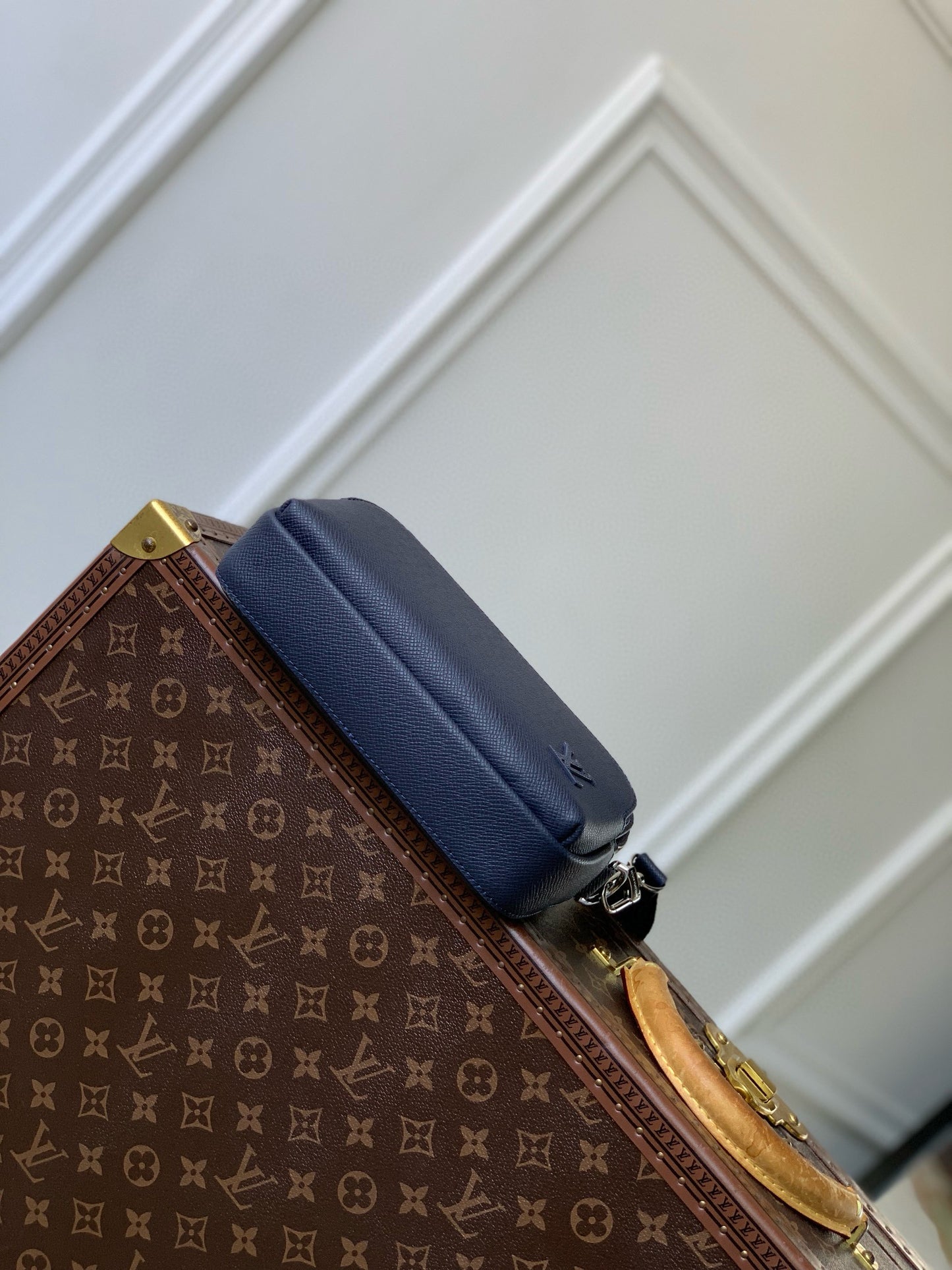 LOU AVENUE MESSENGER BAG