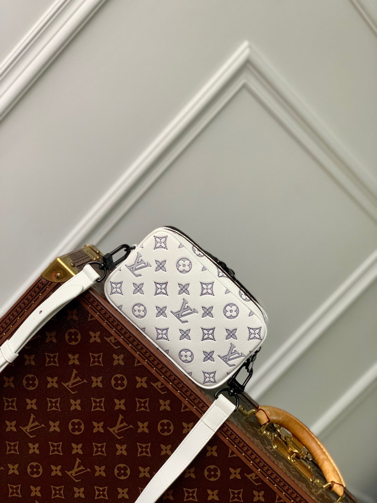 LOU ALPHA WEARABLE WALLET