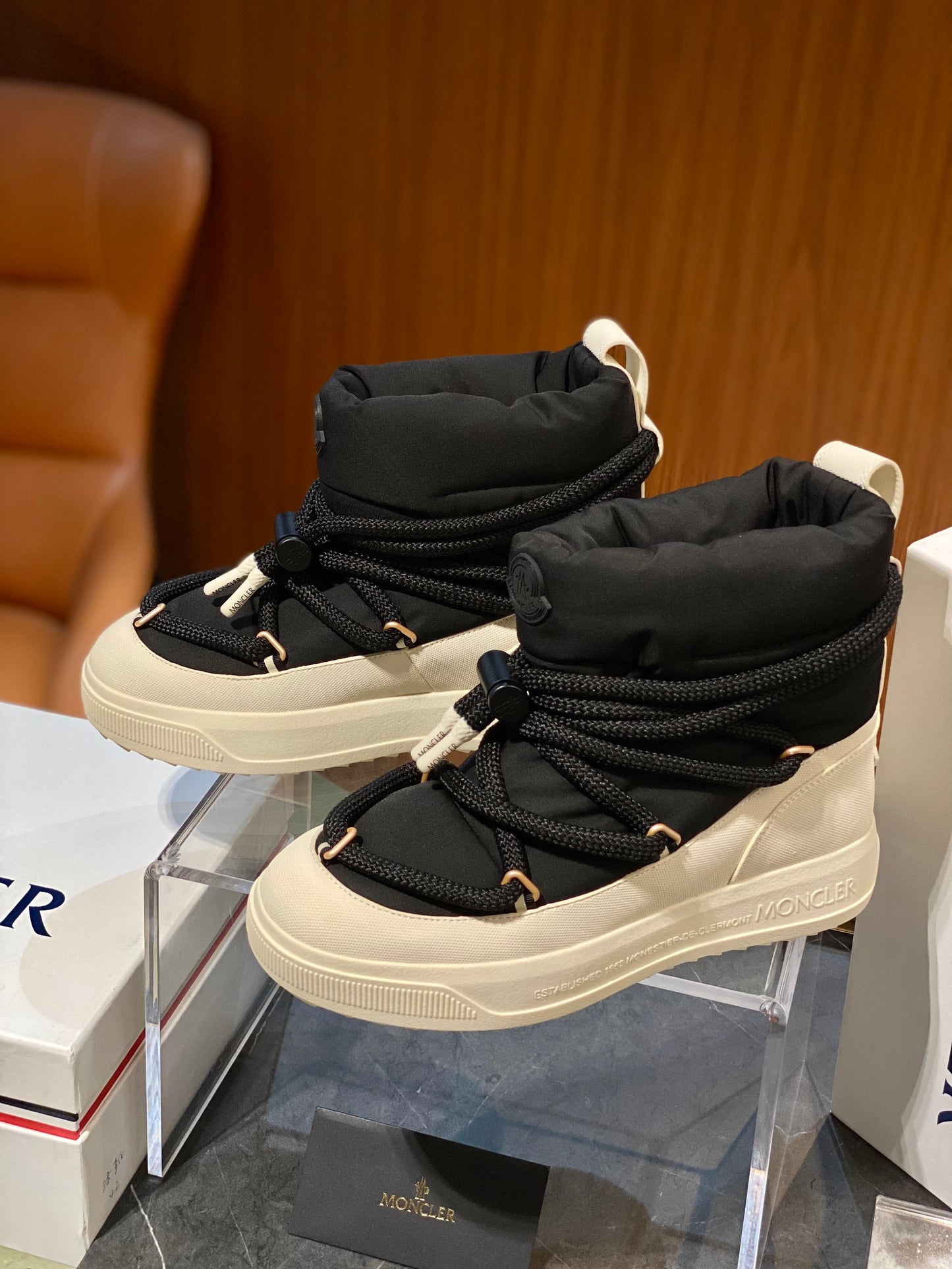 MONC ALTIVE MID SNOW BOOTS