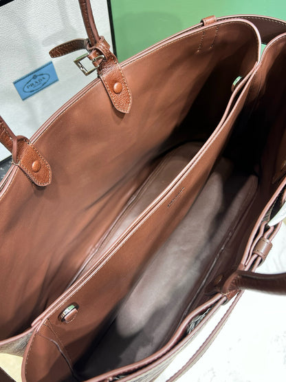 PD BUCKLE NAPPA LEATHER BAG