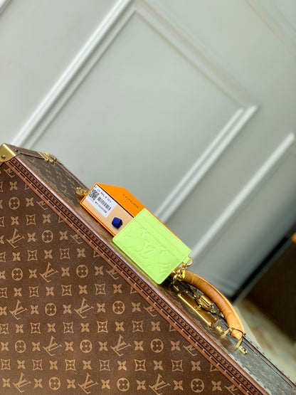 LOU CHARMS CARD HOLDER