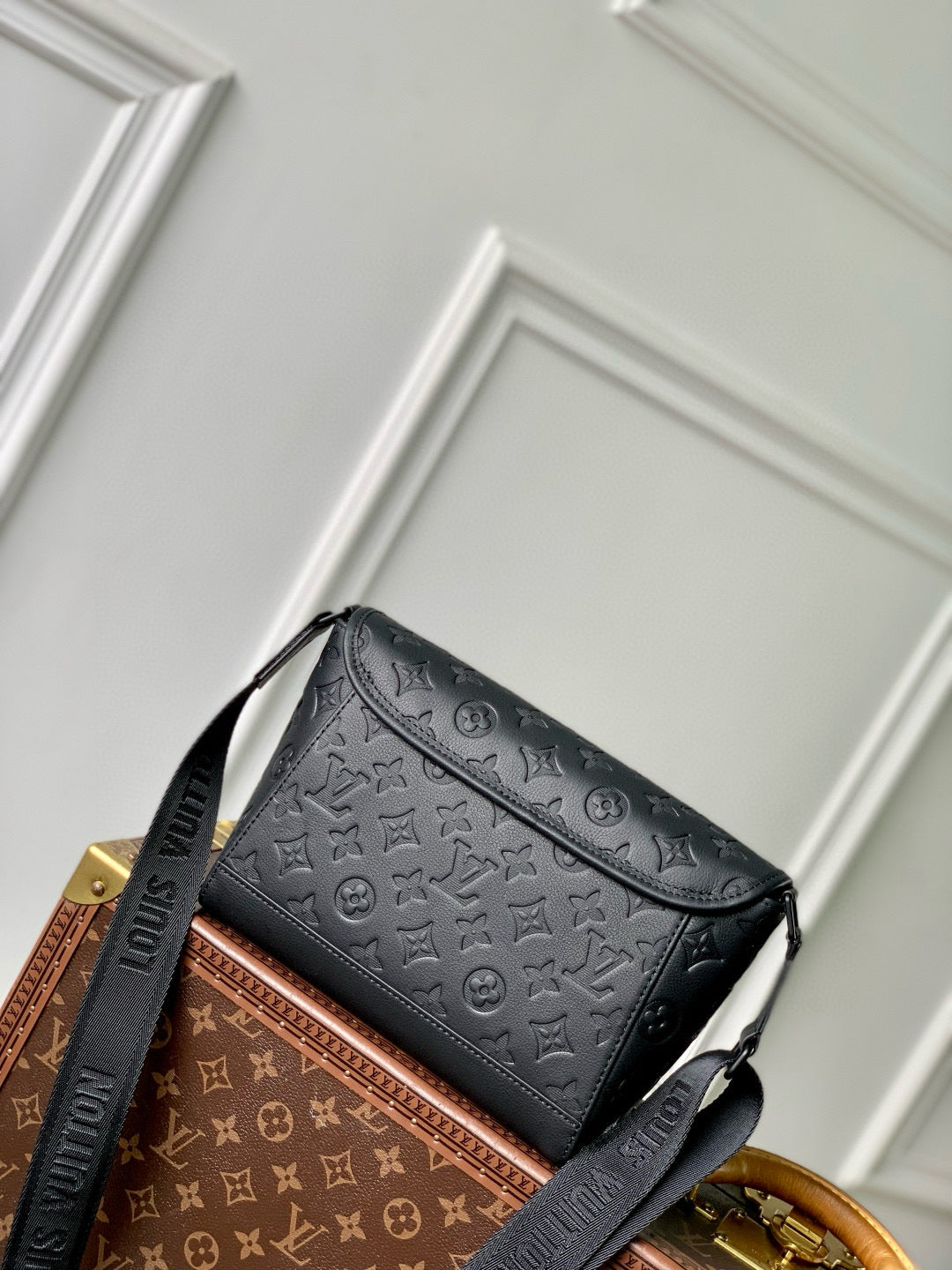 LOU PULSE MESSENGER BAG