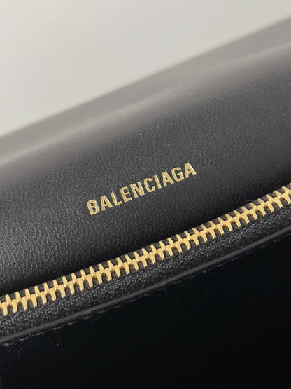 BAL MEDIUM CRUSH BAG