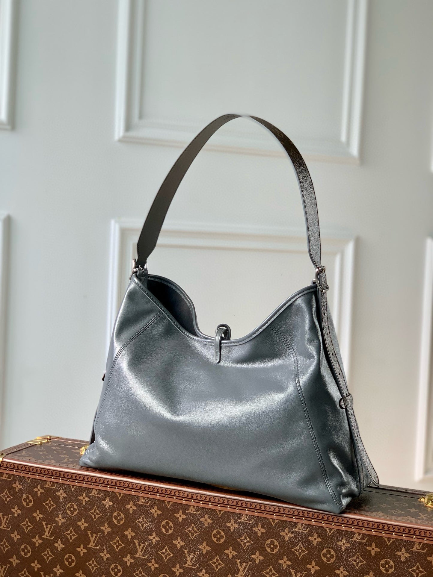 LOU CARRYALL DARK MM BAG