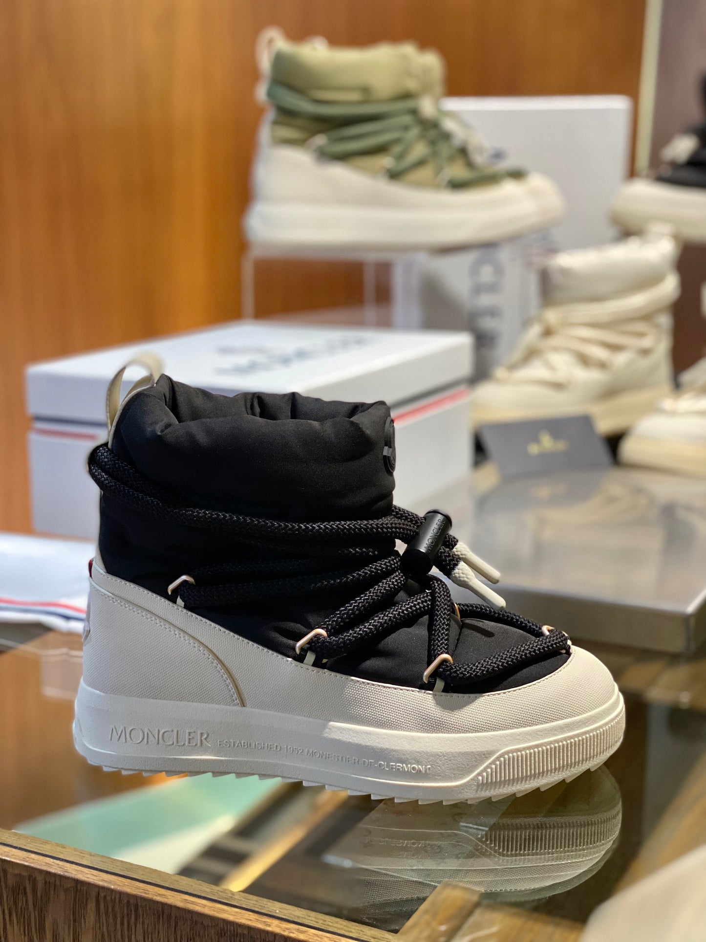 MONC ALTIVE MID SNOW BOOTS