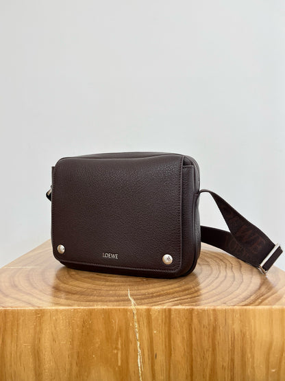 LOEW PEBBLE MESSENGER BAG