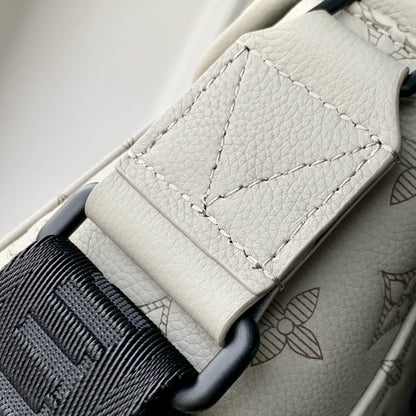 LOU PULSE MESSENGER BAG