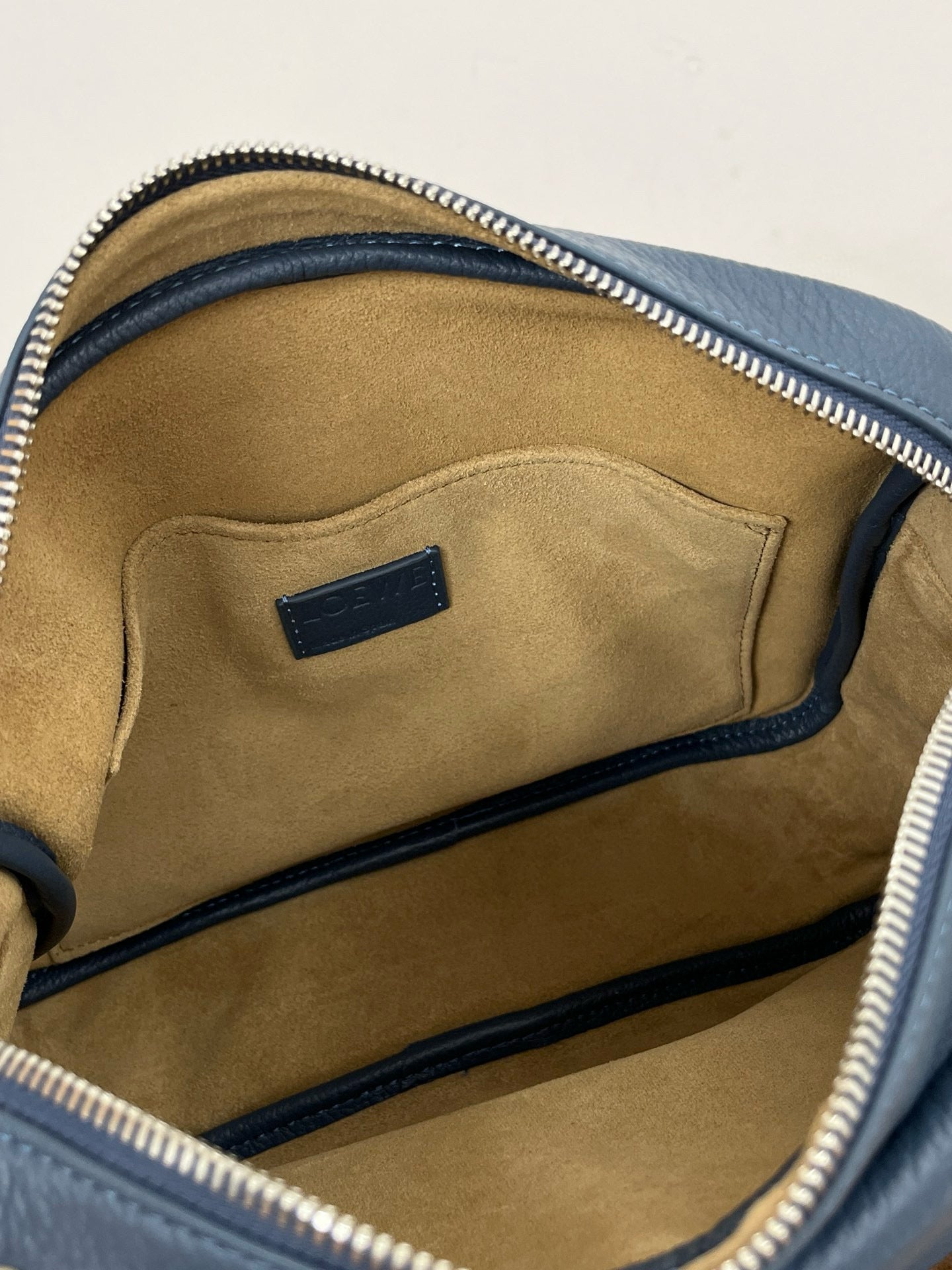 LOEW PEBBLE MESSENGER BAG