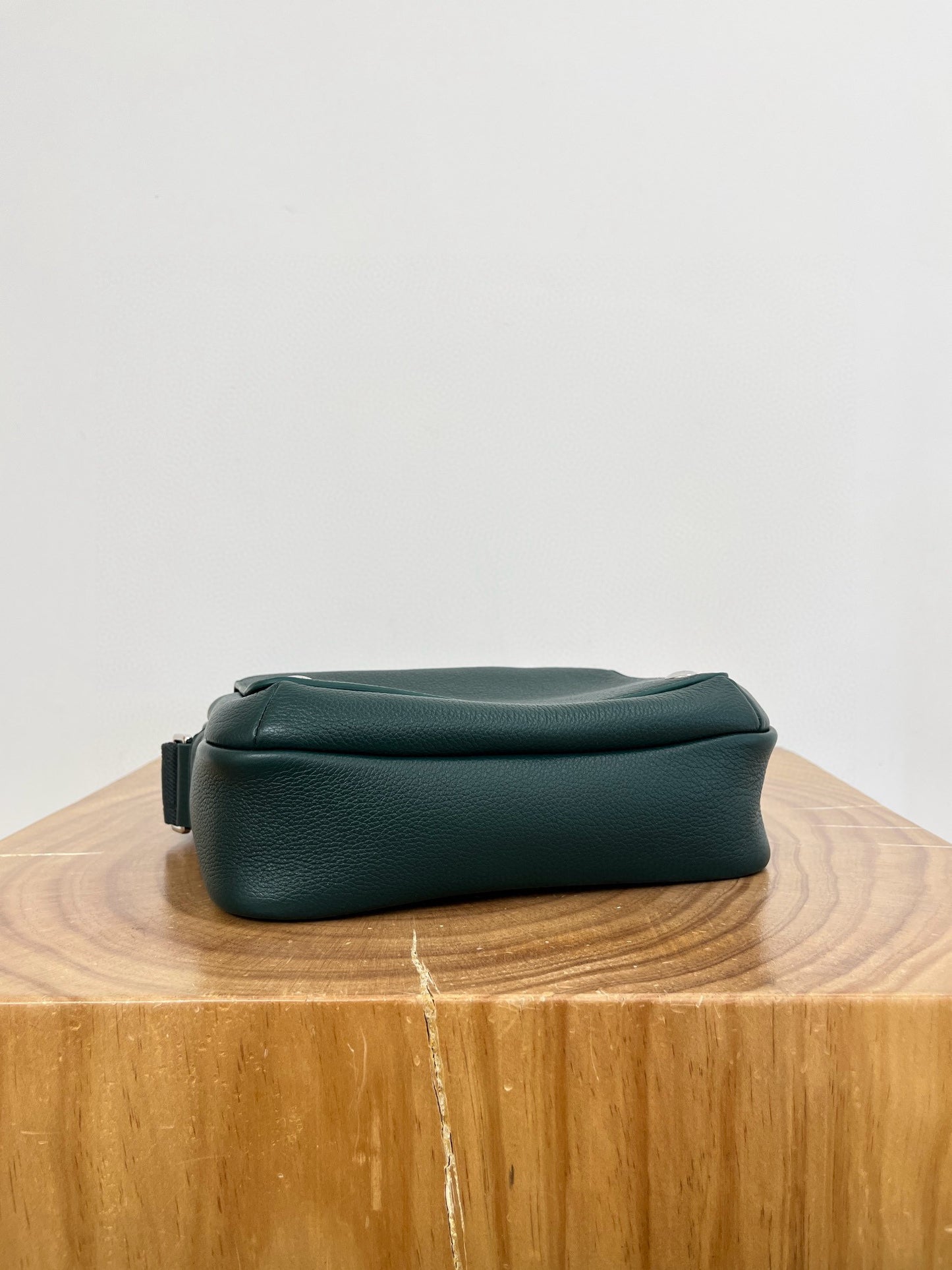 LOEW PEBBLE MESSENGER BAG