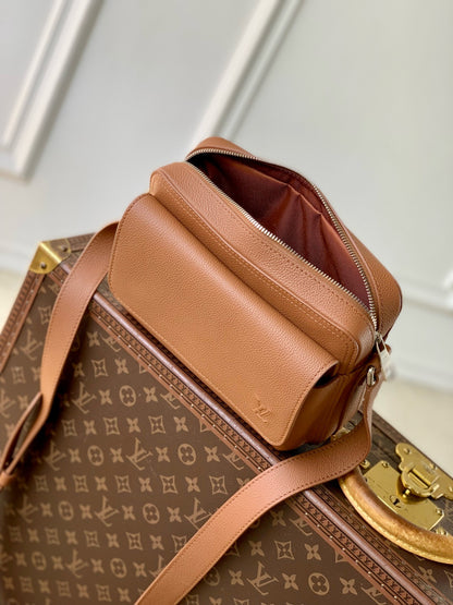 LOU BOARDING MESSENGER BAG