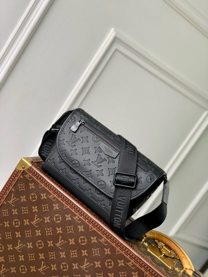 LOU PULSE MESSENGER BAG