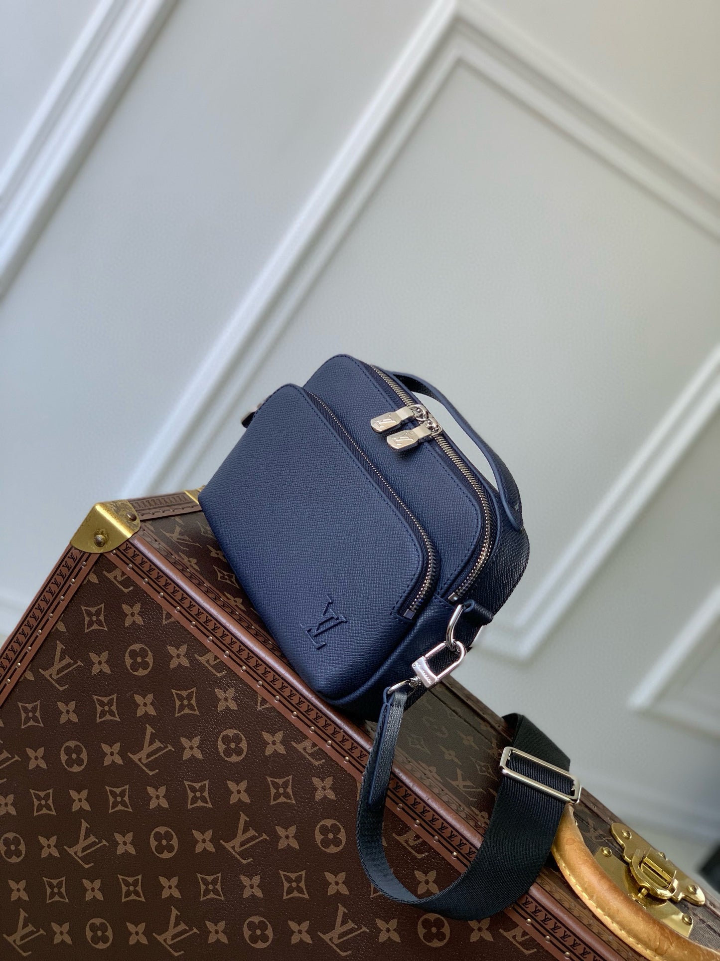 LOU AVENUE MESSENGER BAG