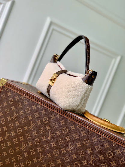 LOU POCHETTE MIA BAG