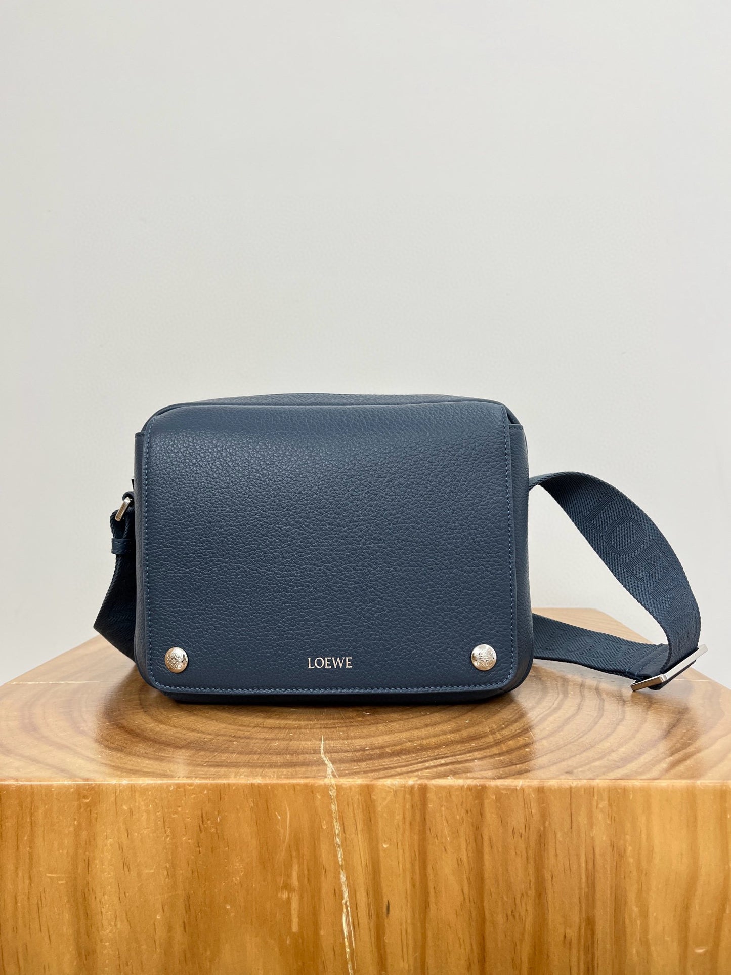 LOEW PEBBLE MESSENGER BAG