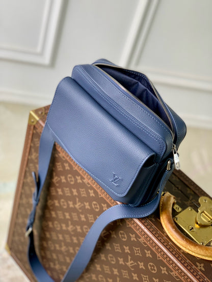LOU BOARDING MESSENGER BAG