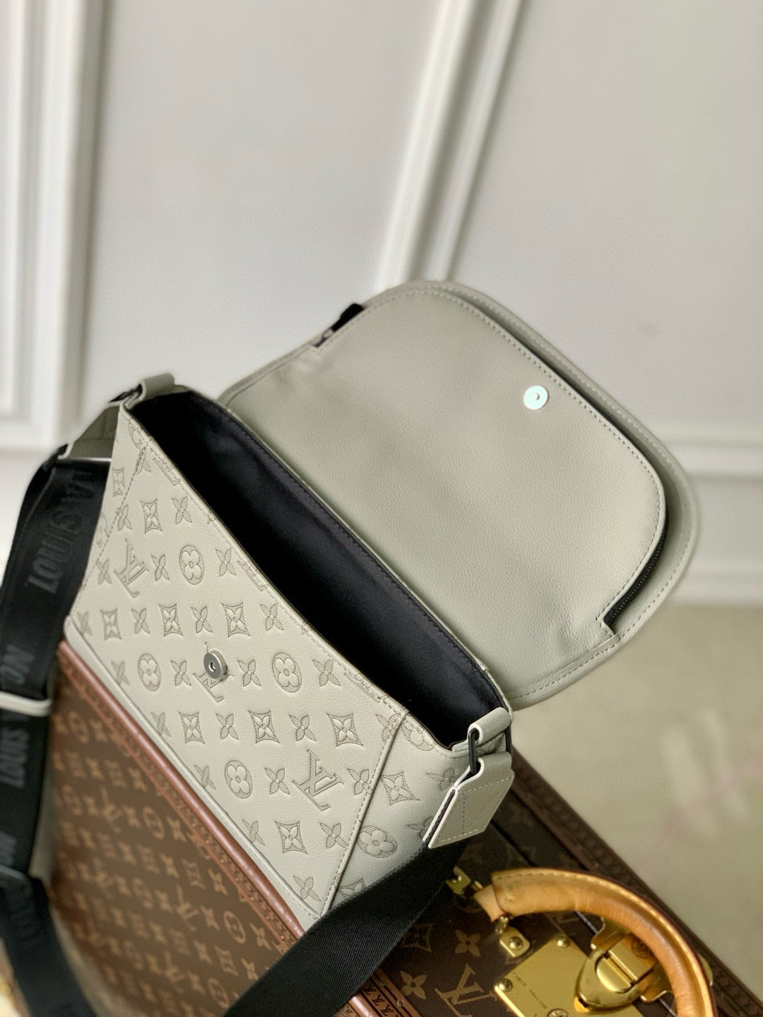 LOU PULSE MESSENGER BAG