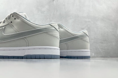 NIKE DUNK LOW WHITE LOBSTER