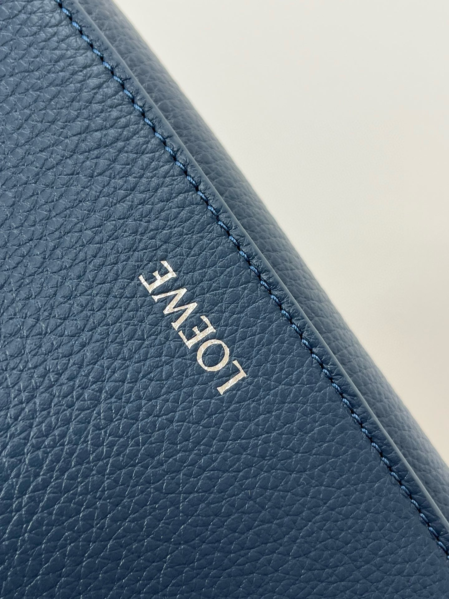 LOEW PEBBLE MESSENGER BAG
