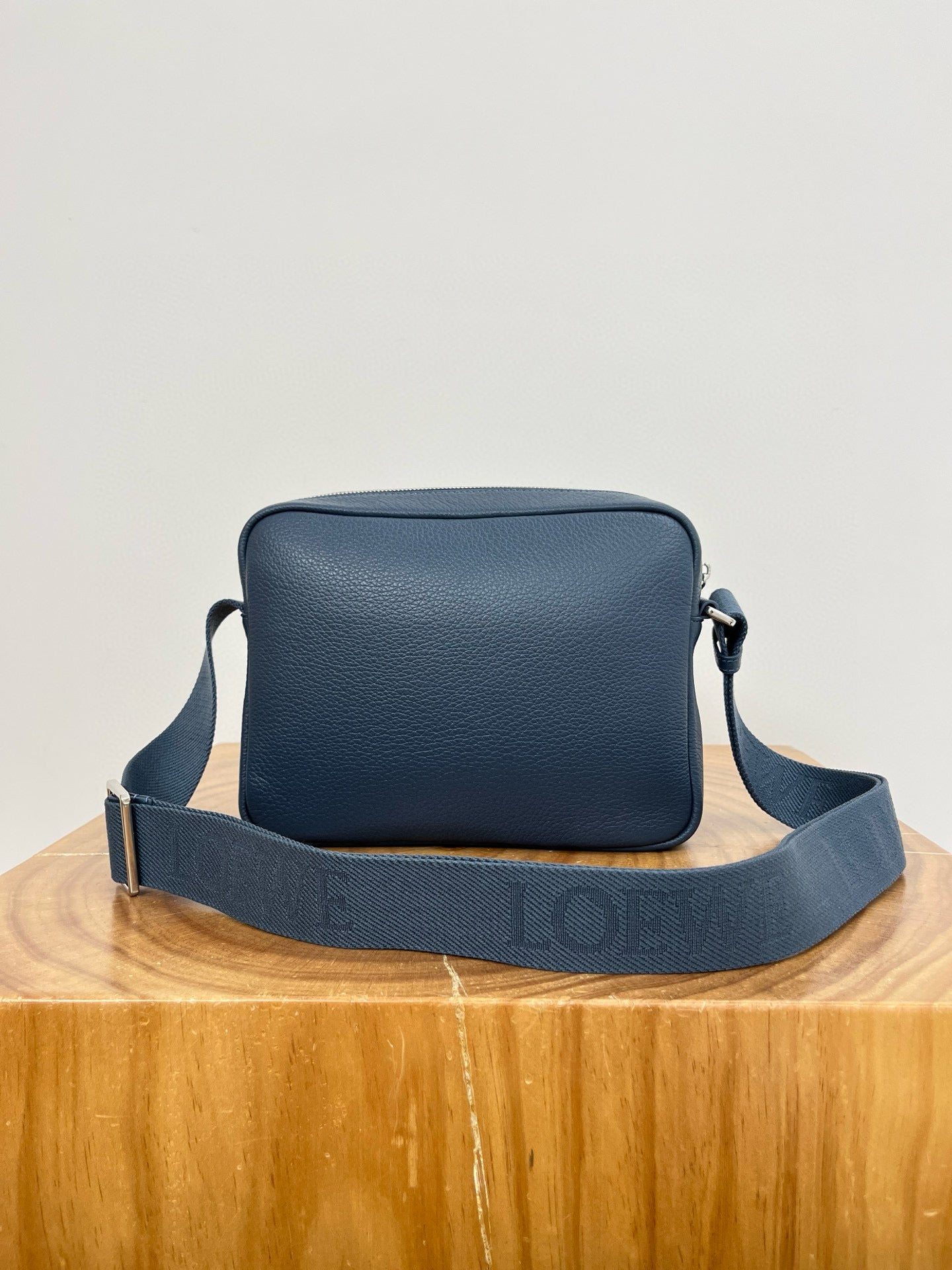 LOEW PEBBLE MESSENGER BAG