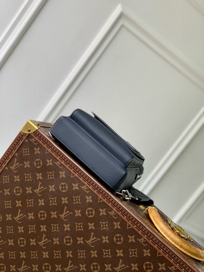 LOU PILOT SLINGBAG