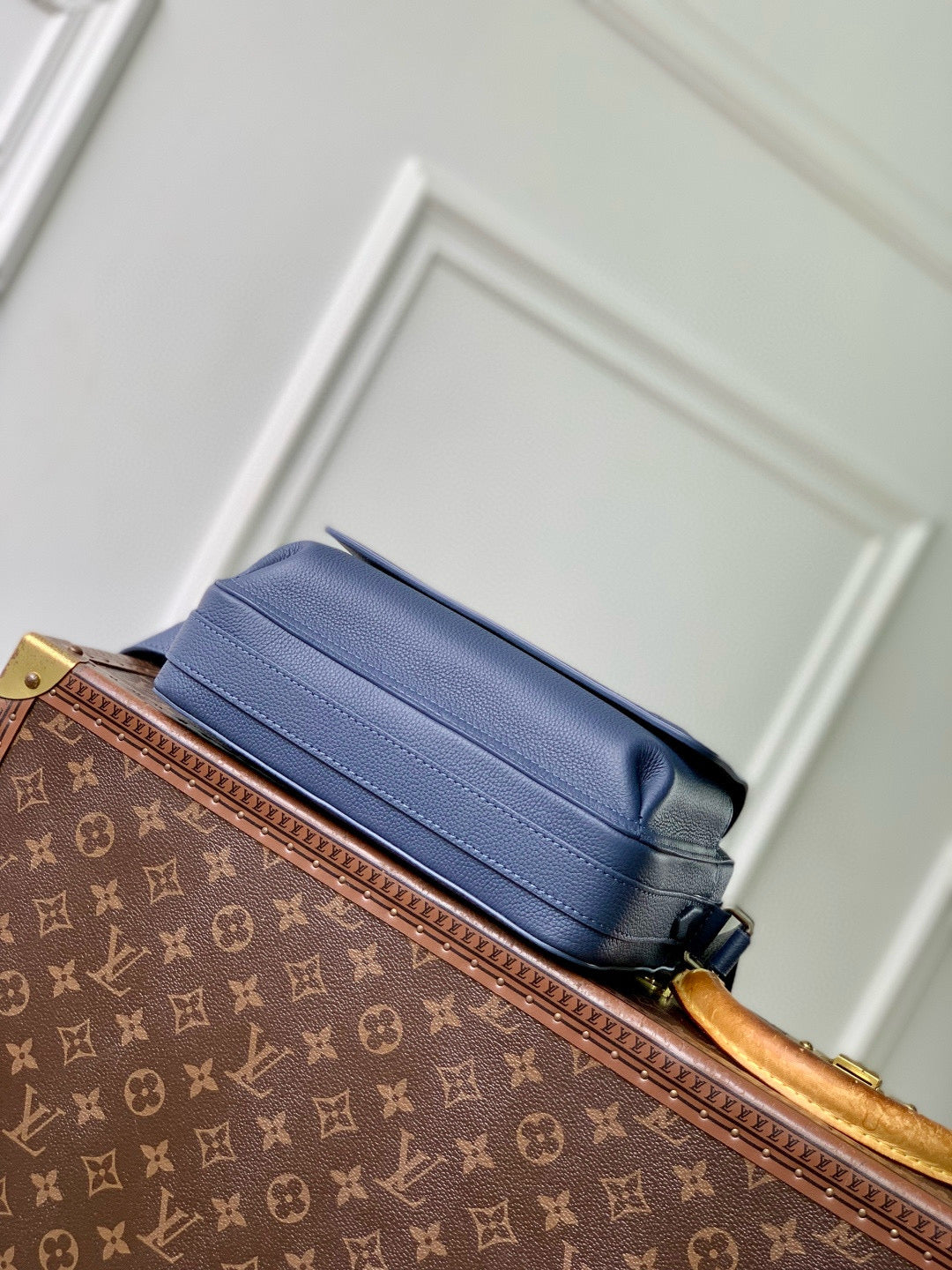 LOU BOARDING MESSENGER BAG