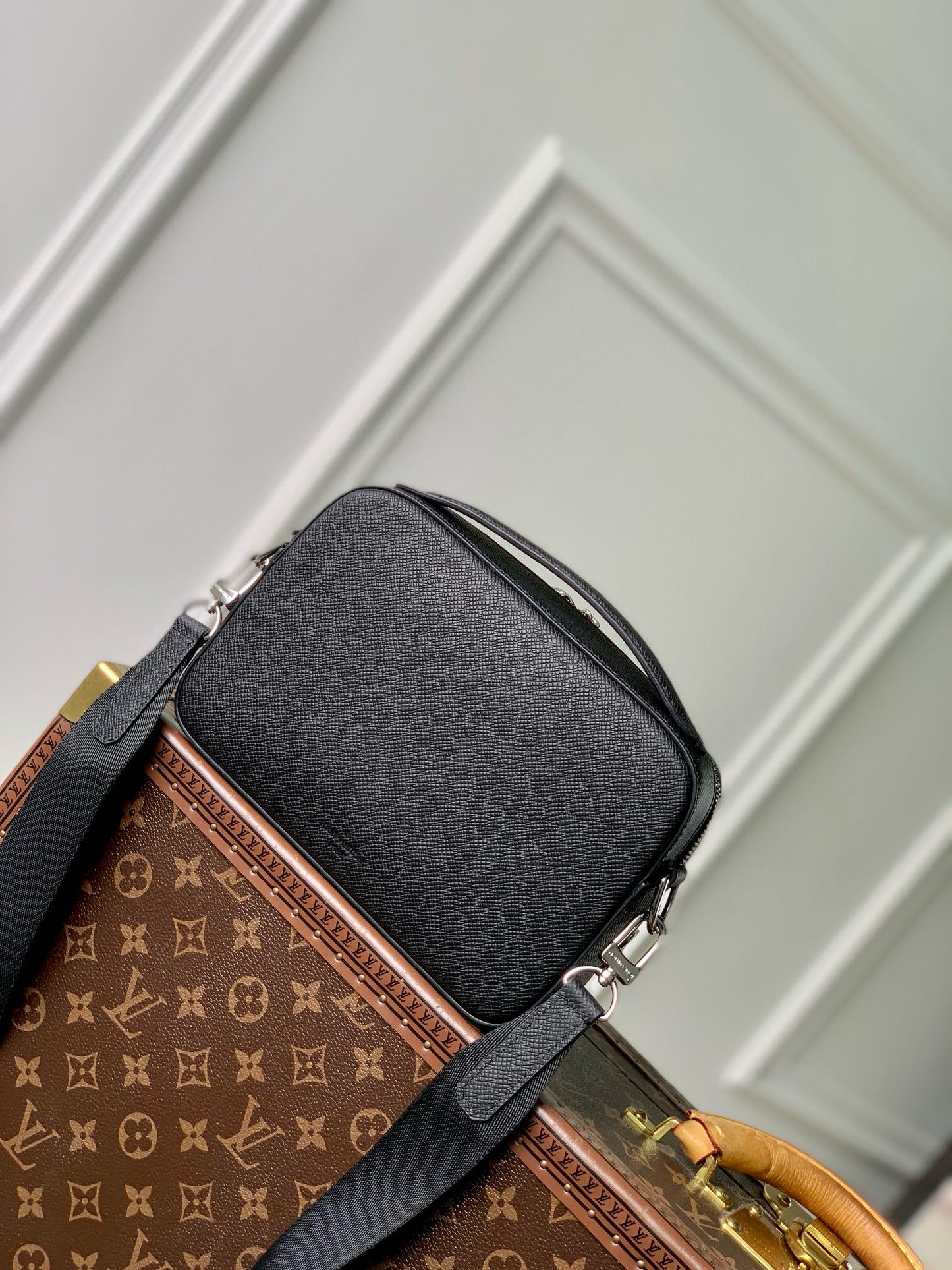 LOU AVENUE MESSENGER BAG