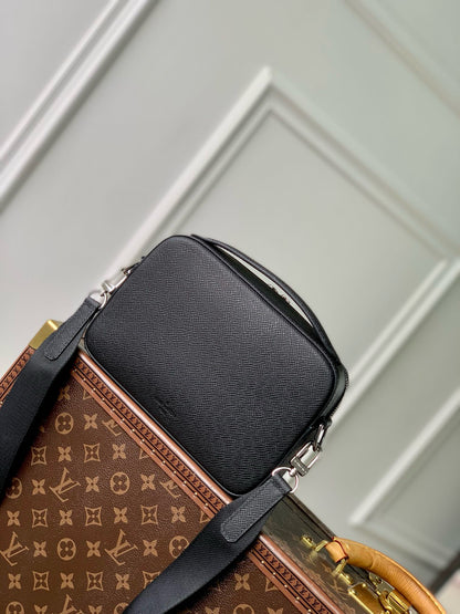 LOU AVENUE MESSENGER BAG