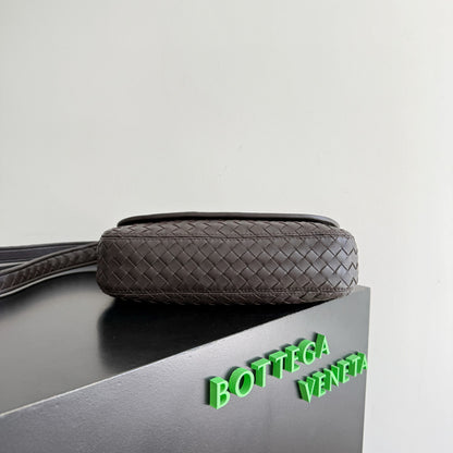 BOTT V VENETO FLAP MESSENGER BAG