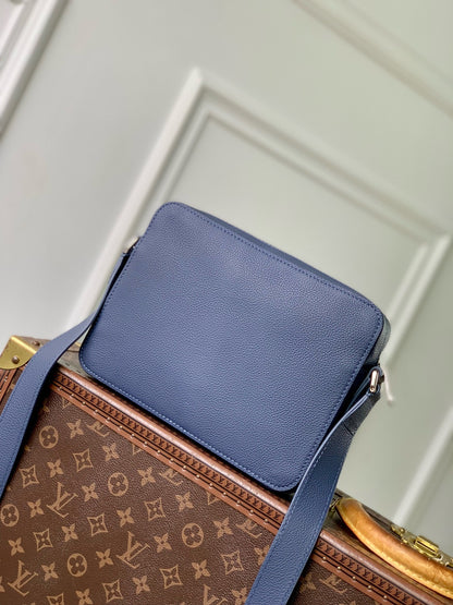 LOU BOARDING MESSENGER BAG