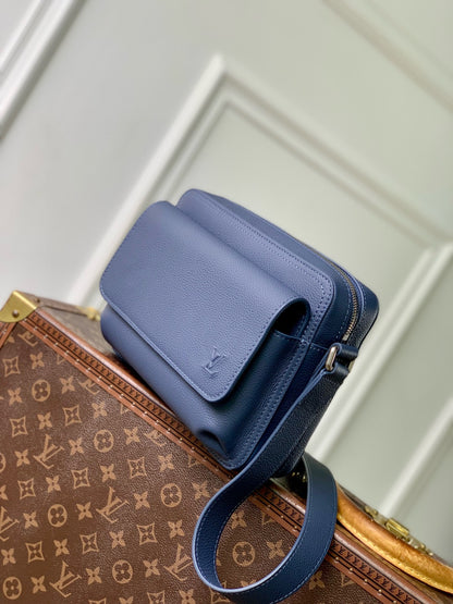 LOU BOARDING MESSENGER BAG