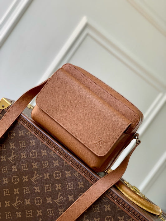 LOU BOARDING MESSENGER BAG