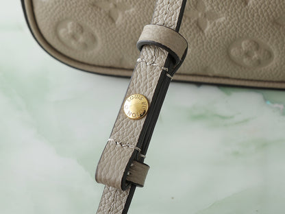 LOU EASY POUCH ON STRAP