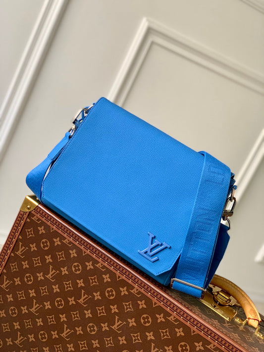 LOU TAKEOFF MESSENGER BAG